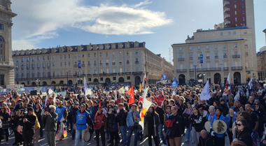 La folla si raduna in Piazza Castello