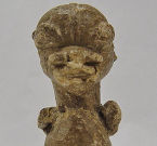 Statuina Nomoli con raffigurazione di personaggio in meditazione