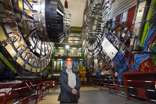 Peter Higgs, davanti al rivelatore CMS, nel 2008. (Immagine: Maximilien Brice/CERN).