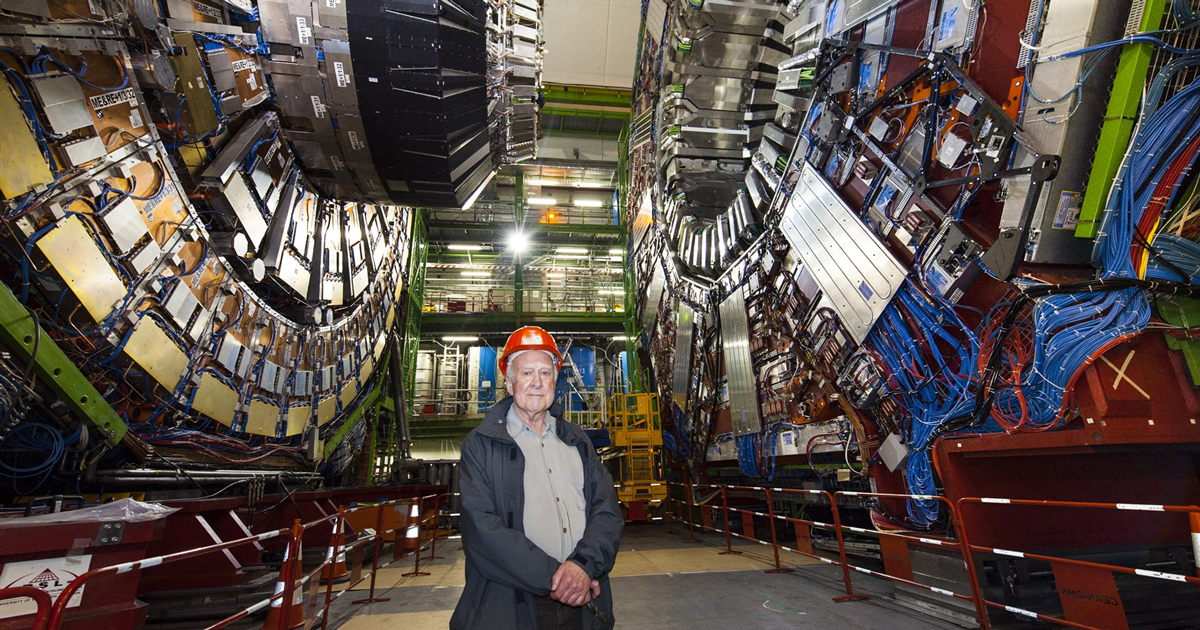 Peter Higgs, devant le détecteur CMS, en 2008 (Image : Maximilien Brice/CERN)