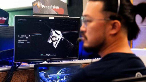 Nell’immagine: Littleton, Colorado, giugno 2023, un membro del team monitora sul video l’avanzamento delle operazioni della missione Osiris-Rex lanciata dalla Nasa per recuperare un campione di superficie da un asteroide (foto Jason Connolly / Afp).
