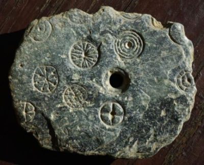 La ruota solare di Balme, ruota incisa da graffiti preistorici conservata all’Ecomuseo di Balme