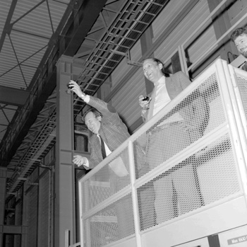 Carlo Rubbia (à gauche) et Simon van der Meer célèbrent l'obtention du prix Nobel en 1984. (Image : CERN)