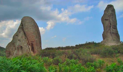 La coppia di menhir all’ingresso del percorso alchemico: quello di destra raffigura la Civetta; quello di sinistra il Pellicano