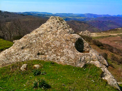 Il megalite a forma di Delta, il cosiddetto Tetagrammaton, simbolo in uso dai Templari