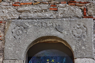 Particolare della finestra della Chiesa di S. Spirito a Montalbano Elicona che include il simbolo della Rosa mistica a cinque petali in uso dai Catari