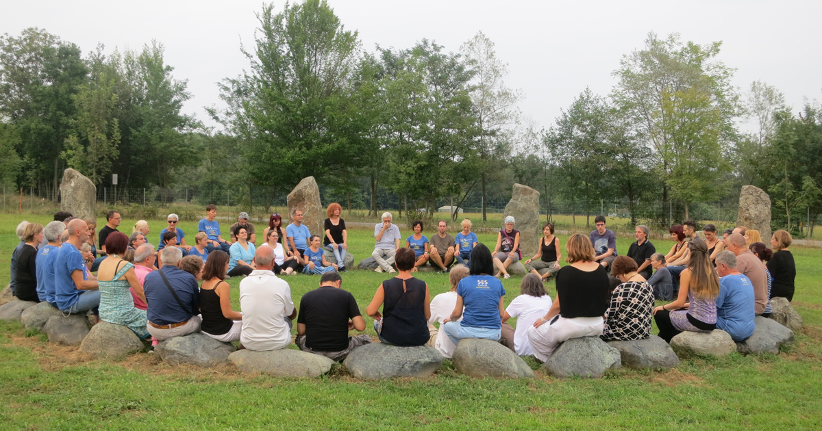 Meditazione al grande Cerchio di Pietre di Dreamland fatto erigere da Giancarlo Barbadoro