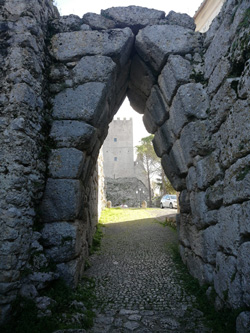  Arco a sesto acuto di Arpino, unico esempio europeo. La stessa tecnica era utilizzata nella civiltà ugaritica nell'attuale Siria ed ex Assiria 