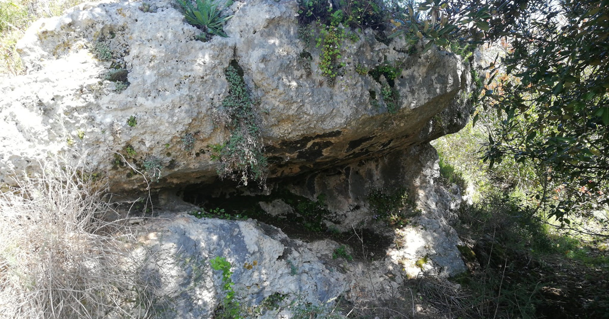 Uno dei tanti megaliti rupestri che si trovano a Sora e dintorni al cui interno vi puo' entrare una persona. Una delle molte ipotesi è che questo tipo di strutture servivano alla cura della persona, attraverso i suoi sottili influssi provenienti dalla Terra in risonanza con la roccia