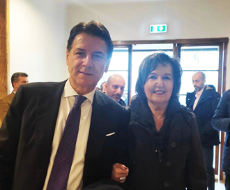 Nel corso dell’evento Rosalba Nattero ha incontrato Giuseppe Conte, Presidente del Movimento 5 Stelle, con cui ha scambiato qualche parola