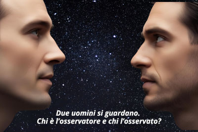 Due uomini si guardano. Chi è l’osservatore e chi l’osservato?