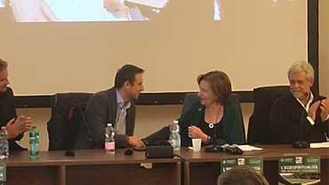 Daniele Diaco, vicepresidente della Commissione Ambiente Roma Capitale, saluta Rosalba Nattero, moderatrice dell'evento