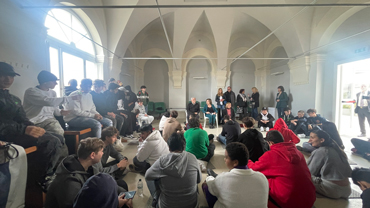 Una immagine della sperimentazione della meditazione. Rosalba Nattero e Marco Pulieri hanno condotto il workshop per le scolaresche