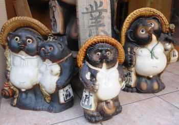 Statuette di Tanuki all’ingresso di un Izakaya (Foto:tradurreilgiappone.com)