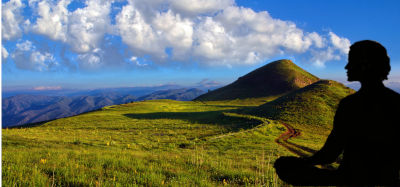 Nell’equilibrio della postura in cui ci siamo seduti e della consapevolezza di ciò che stiamo cercando, poco alla volta la morsa della logica incalzante del visibile si allenterà in maniera più permanente e incisiva, da sola, come la cosa più naturale del mondo, per lasciarci entrare altrettanto progressivamente in quella luminosa e cristallina, del Trascendente

