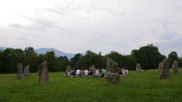 Meditazione nel Grande Cerchio di Pietre dell’Ecovillaggio di Dreamland nel Parco della Mandria, Piemonte.
