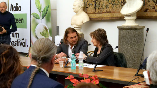 Rosalba Nattero presidente della Ecospirituality Foundation, modera interamente l’evento qui accompagnata da Pierre Marchionne, Direttore Artistico dell’Italia Green Film Festival.