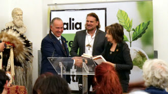 Rosalba riceve il libro dell’ambasciatore Lakota-Sioux