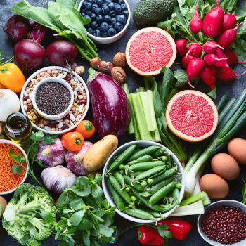 Secondo gli approfondimenti scientifici l’alimentazione a base vegetale è riconosciuta come dieta completa e utile non solo per nutrirci ma per mantenerci in salute 