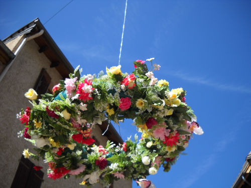 La Ruota Fiorita sotto cui si svolge la danza