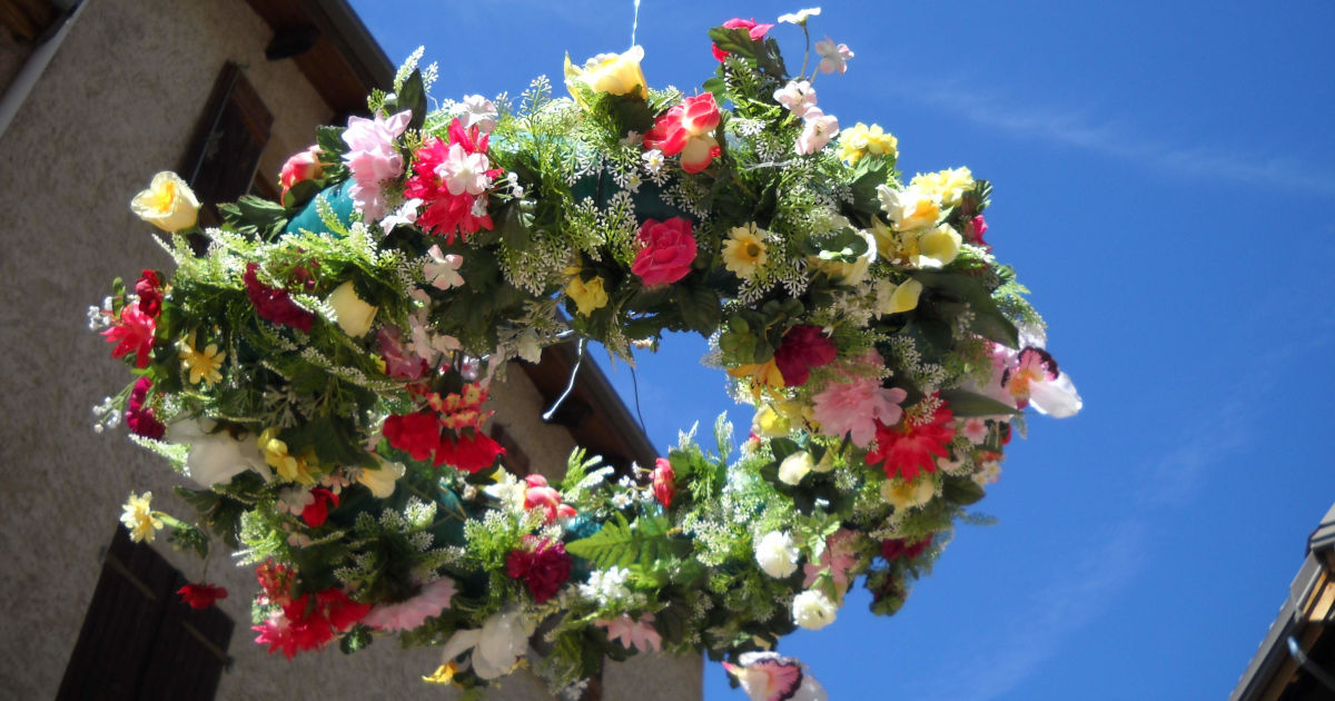 La Ruota Fiorita sotto cui si svolge la danza