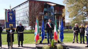 Ultimo a salire sul palco cerimoniale è stato Marco Porcedda, Assessore e alla Legalità e Sicurezza della Città di Torino, che – oltre a ricordare l’operato di Barbadoro nelle più alte istituzioni, una su tutte l’ONU – ha sottolineato l’importanza di portare avanti e diffondere il messaggio di pace e rispetto per l’ambiente, le altre specie e le altre culture, specie in questo periodo storico in cui la necessità di questi valori emerge con forza.