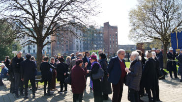 La folla al Giardino dedicato a Giancarlo Barbadoro
