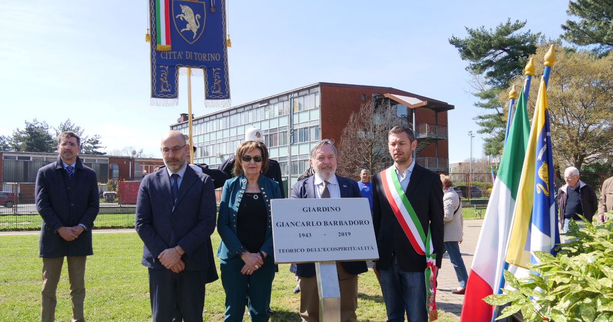 Il momento più emozionante: lo scoprimento della targa dedicata a Giancarlo Barbadoro
