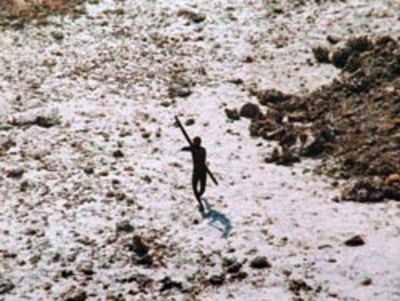 Dopo lo tsunami del 2004, un Sentinelese fotografato mentre lanciava frecce contro un elicottero che sorvolava l’isola   Copyright Indian Coastguard/Survival