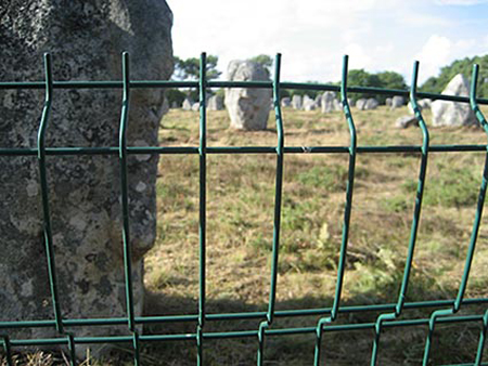  Gli allineamenti di Kermario del complesso megalitico di Carnac in gabbia