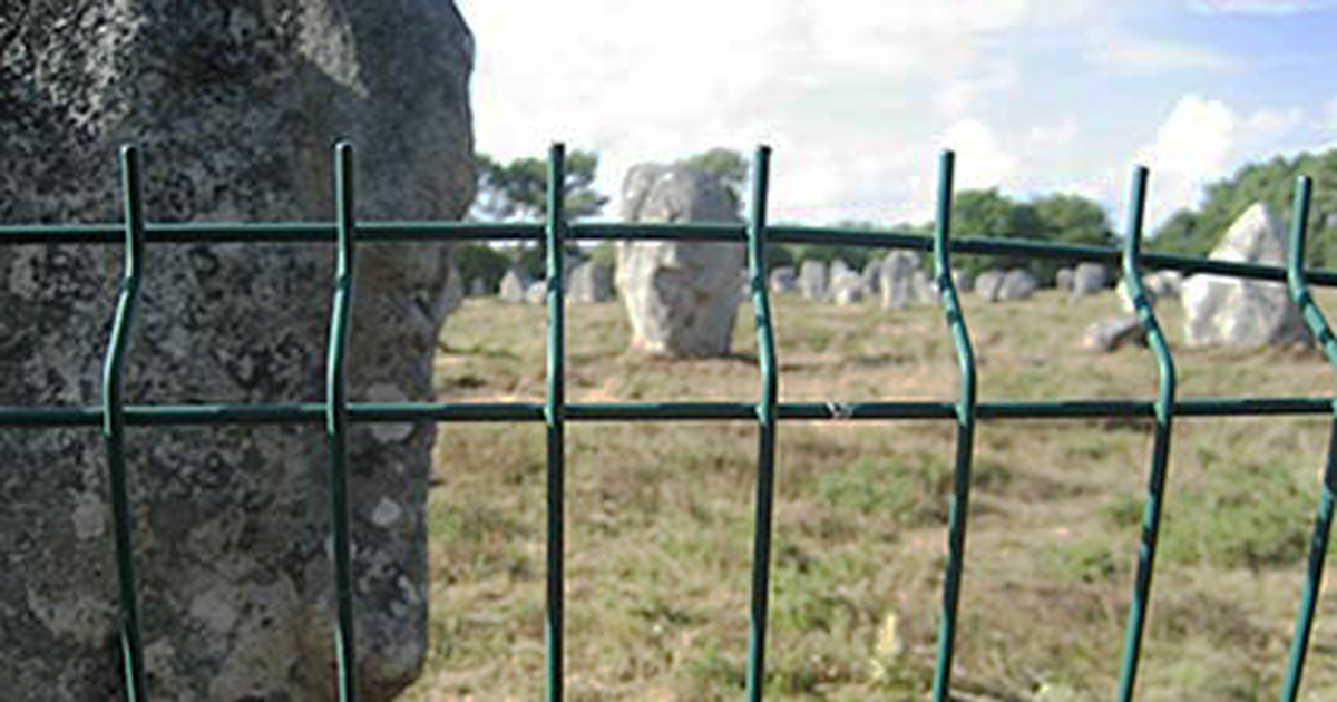  Gli allineamenti di Kermario del complesso megalitico di Carnac in gabbia